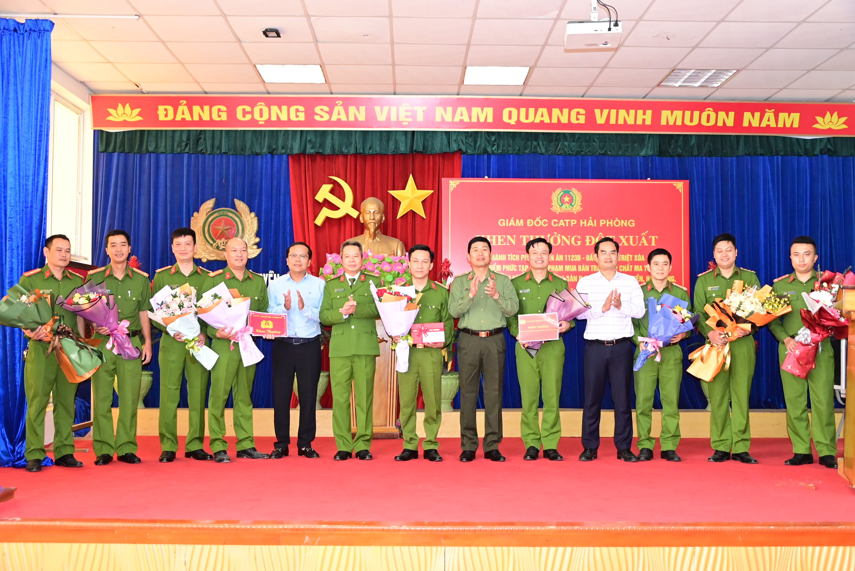 Giám đốc CATP khen thưởng đột xuất các đơn vị đấu tranh, triệt xoá tụ điểm phức tạp về tội phạm ma tuý khu vực đường tàu Bình Hải